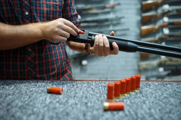 Tüfekli Bir Erkek Silah Dükkanındaki Vitrinde Cephane Dolduruyor Silah Deposunda — Stok fotoğraf
