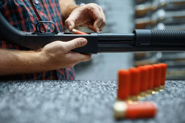 Homem Com Espingarda Carrega Munição Vitrine Loja Armas Euqipment Para — Fotografia de Stock