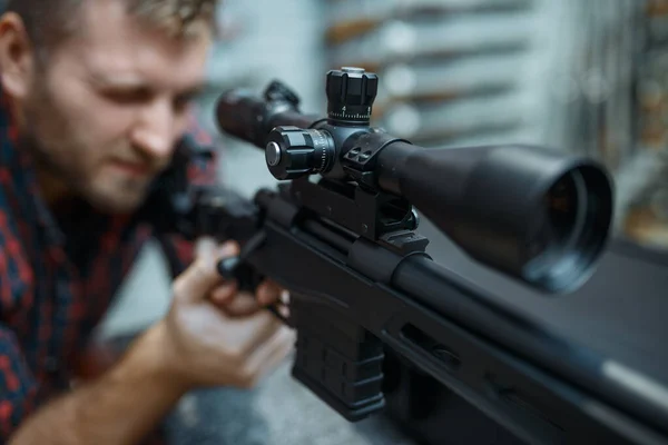 Чоловік Перевіряє Оптичний Приціл Снайперській Гвинтівці Магазині Евкліда Мисливців Трибуні — стокове фото