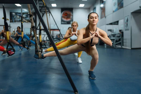 Ženy Cvičí Tělocvičně Lidé Fitness Cvičení Sportovním Klubu Sportovkyně Sportovním — Stock fotografie