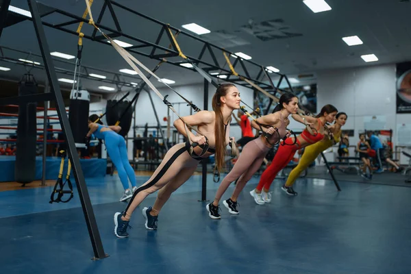 Grupa Kobiet Ćwiczy Siłowni Ludzie Treningu Fitness Klubie Sportowym Sportowe — Zdjęcie stockowe