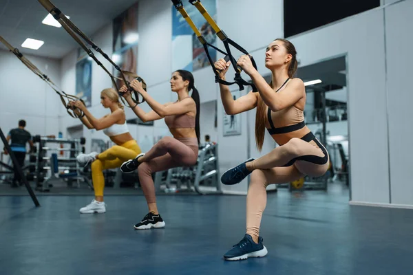 Grupa Kobiet Ćwiczy Równowagę Siłowni Ludzie Treningu Fitness Klubie Sportowym — Zdjęcie stockowe