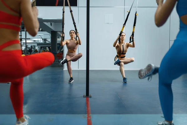 Ομάδα Γυναικών Που Κάνουν Ασκήσεις Ισορροπίας Στο Γυμναστήριο Άτομα Προπόνηση — Φωτογραφία Αρχείου