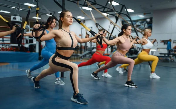 Frauengruppe Beim Gleichgewichtsgymnastik Fitnessstudio Menschen Beim Fitnesstraining Sportverein Athletische Mädchen — Stockfoto