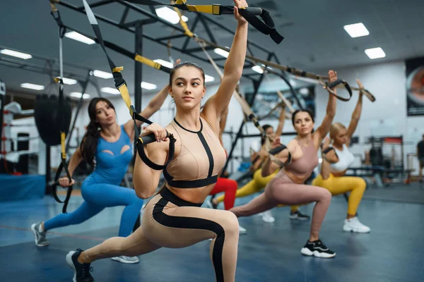 Gruppe Muskulöser Frauen Die Fitnessstudio Sport Treiben Menschen Beim Fitnesstraining — Stockfoto