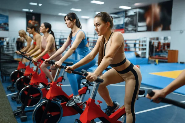 Gruppo Donne Che Fanno Esercizio Una Cyclette Palestra Persone Allenamento — Foto Stock