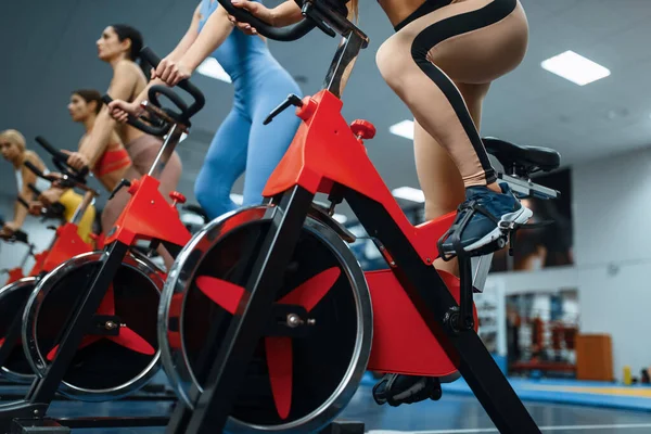 Grupo Mulheres Fazendo Exercício Bicicletas Estacionárias Ginásio Vista Baixo Pessoas — Fotografia de Stock