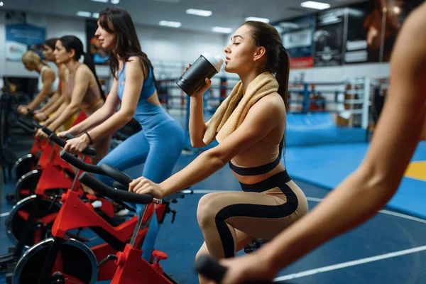 Frau Trinkt Wasser Auf Stationärem Fahrrad Fitnessstudio Menschen Beim Fitnesstraining — Stockfoto