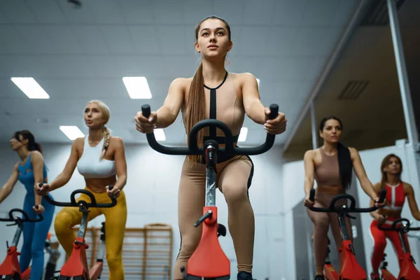 Grupo Mujeres Deportivas Haciendo Ejercicio Bicicletas Estacionarias Gimnasio Vista Frontal — Foto de Stock