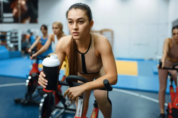 Frau Trinkt Wasser Auf Stationärem Fahrrad Fitnessstudio Menschen Beim Fitnesstraining — Stockfoto