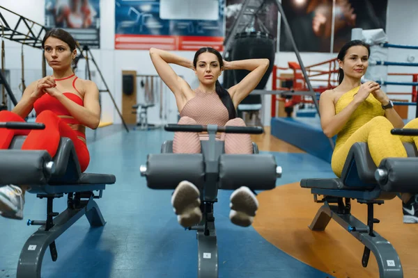 Een Groep Vrouwen Doet Buikspieroefeningen Sportschool Vooraanzicht Mensen Fitness Workout — Stockfoto