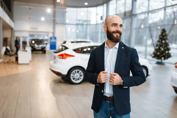 Uśmiechnięty Mężczyzna Pozował Salonie Samochodowym Klient Nowym Salonie Samochodowym Mężczyzna — Zdjęcie stockowe