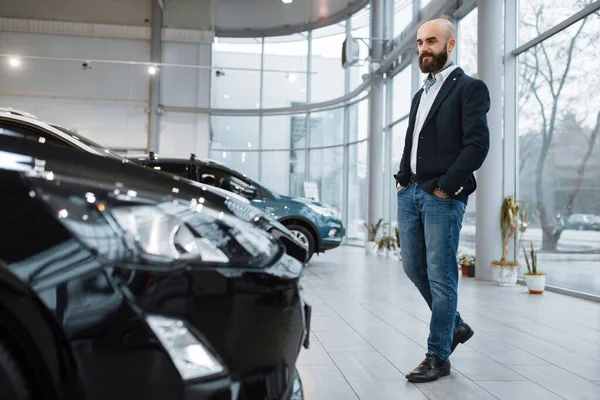 Podnikatel Vybere Dopravu Prodejně Aut Zákazník Nové Autosalonu Muž Kupující — Stock fotografie