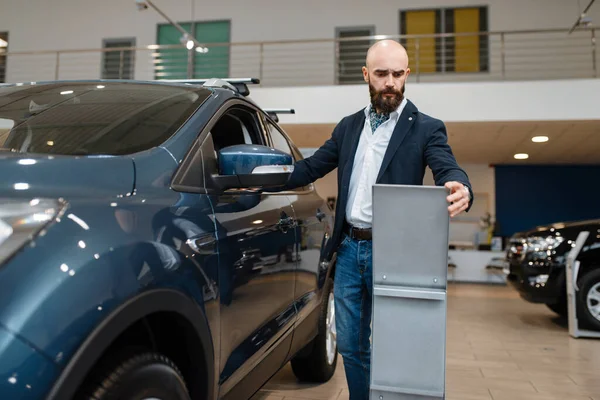 Homem Estuda Configuração Transporte Concessionária Automóveis Cliente Showroom Novo Veículo — Fotografia de Stock