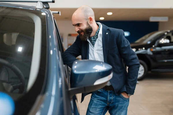 Homem Sorridente Posa Automóvel Concessionária Carros Cliente Showroom Novo Veículo — Fotografia de Stock