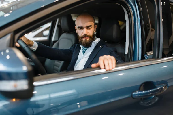 Homem Sorridente Posa Novo Automóvel Concessionária Carros Cliente Showroom Veículo — Fotografia de Stock