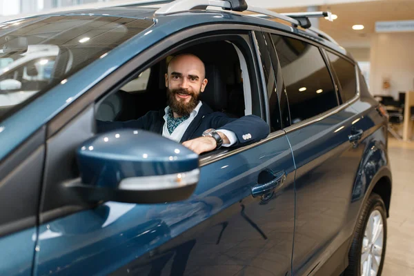 Lächelnder Mann Posiert Neuem Auto Autohaus Kunde Autohaus Männliche Person — Stockfoto