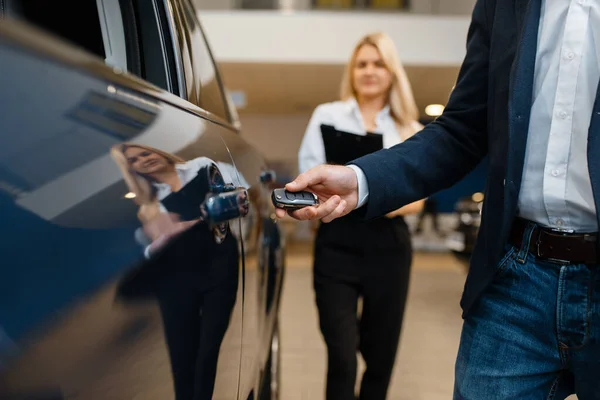 Hombre Vendedora Eligen Auto Concesionario Automóviles Cliente Vendedor Sala Exposición — Foto de Stock