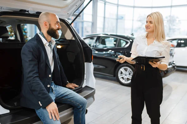 Man Female Seller Choosing Auto Car Dealership Customer Saleswoman Vehicle — Stock Photo, Image