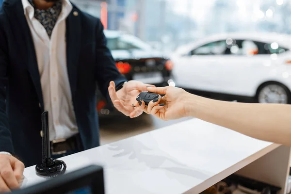 Man Takes Key New Auto Car Dealership Customer Saleswoman Vehicle — Stock Photo, Image