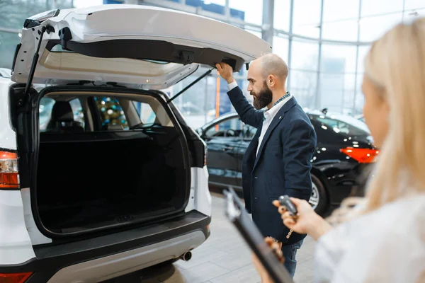 Man Female Seller Looking Auto Car Dealership Customer Saleswoman Vehicle — Stock Photo, Image