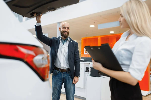 Man Female Seller Looking Auto Car Dealership Customer Saleswoman Vehicle — Stock Photo, Image