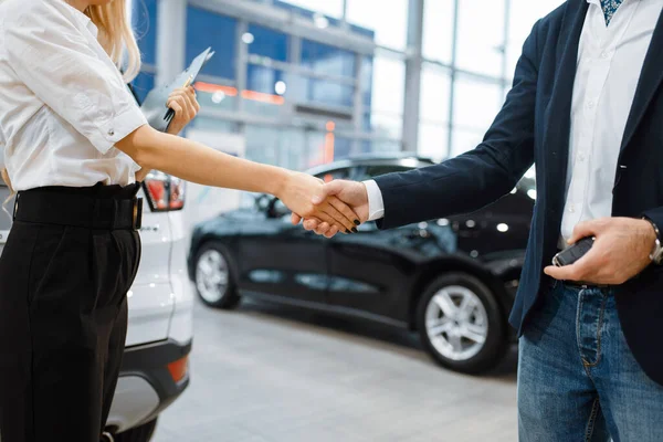 Man Saleswoman Shake Hands Car Dealership Customer Seller Vehicle Showroom — Stock Photo, Image