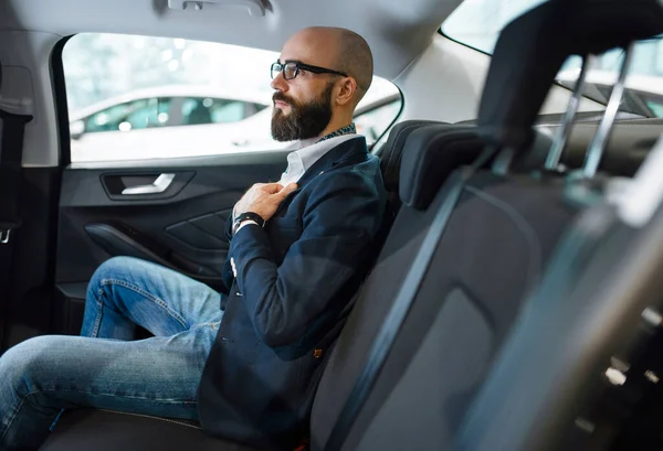 Człowiek Sprawdza Komfort Tylnych Siedzeń Nowym Samochodzie Salonie Samochodowym Klient — Zdjęcie stockowe