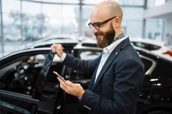 Man Talks Mobile Phone New Automobile Car Dealership Customer Vehicle — Stock Photo, Image