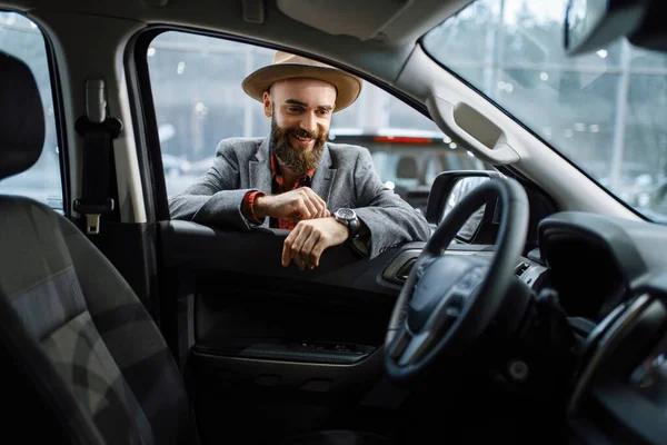 戴牛仔帽的人在汽车经销店里看起来像新汽车的内饰 汽车陈列室的顾客 男性购买交通 汽车经销商业务 — 图库照片