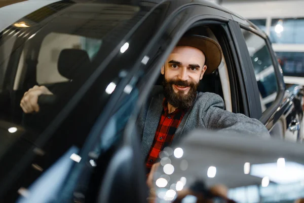 Hombre Detrás Del Volante Camioneta Concesionario Automóviles Cliente Sala Exposición — Foto de Stock