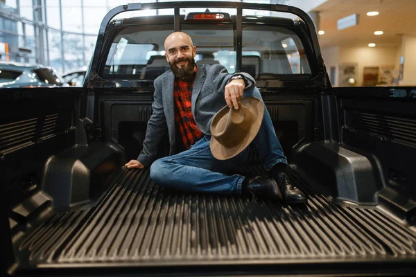 Usmívající Muž Pózuje Zadním Sedadle Nového Pickupu Prodejně Aut Zákazník — Stock fotografie