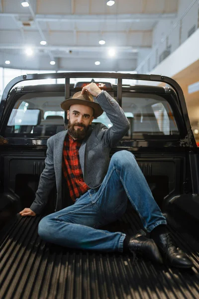 Mosolygós Férfi Pózol Pickup Kocsi Hátuljában Autókereskedésben Vásárló Járműben Bemutatóterem — Stock Fotó