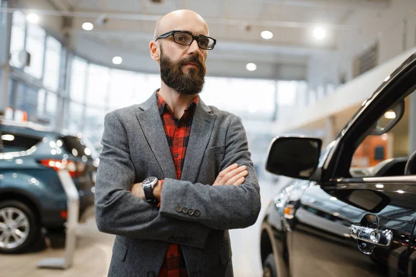 Bearded Man Glasses Poses Pickup Truck Car Dealership Customer Vehicle — Stock Photo, Image