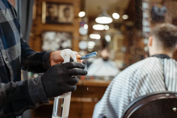 Berber Bıçağı Spreyle Işliyor Müşteri Sandalyeye Oturuyor Profesyonel Berber Dükkanı — Stok fotoğraf