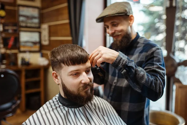 Barbeiro Chapéu Corta Cabelo Cliente Barbearia Profissional Uma Ocupação Moderna — Fotografia de Stock