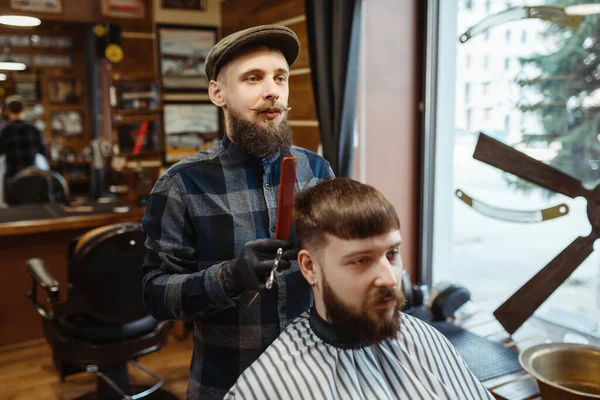Fryzjer Trzyma Grzebień Strzyże Klienta Profesjonalny Fryzjer Modny Zawód Mężczyzna — Zdjęcie stockowe