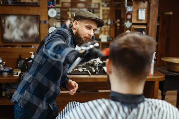 Barbeiro Corta Cabelo Cliente Barbearia Profissional Uma Ocupação Moderna Cabeleireiro — Fotografia de Stock