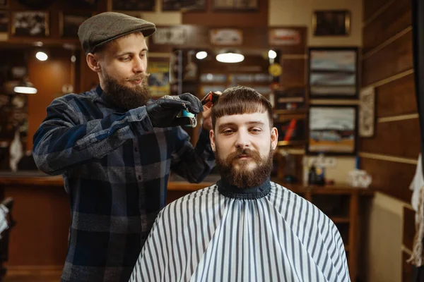 Barbier Avec Peigne Ciseaux Fait Une Coupe Cheveux Client Salon — Photo