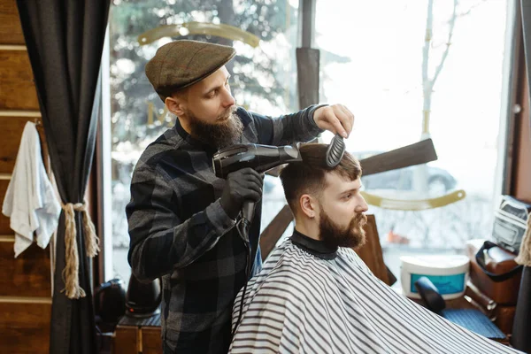 Saç Saç Kurutma Makineli Berber Müşteriye Saç Stili Yapar Profesyonel — Stok fotoğraf