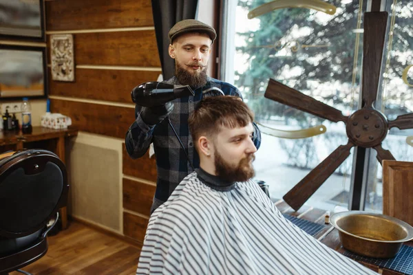 Saç Saç Kurutma Makineli Berber Müşteriye Saç Stili Yapar Profesyonel — Stok fotoğraf