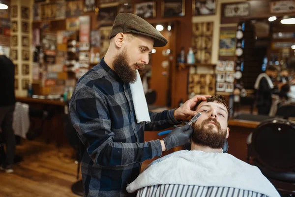 Barbeiro Com Navalha Corte Barba Velha Escola Barbearia Profissional Uma — Fotografia de Stock