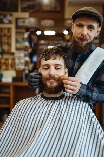 Barbier Client Avec Une Moustache Coupe Barbe Old School Salon — Photo