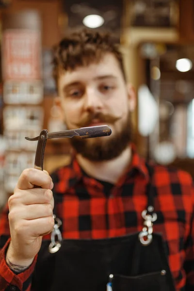 Barbeiro Mostra Lâmina Barbear Barbearia Profissional Uma Ocupação Moderna Cabeleireiro — Fotografia de Stock
