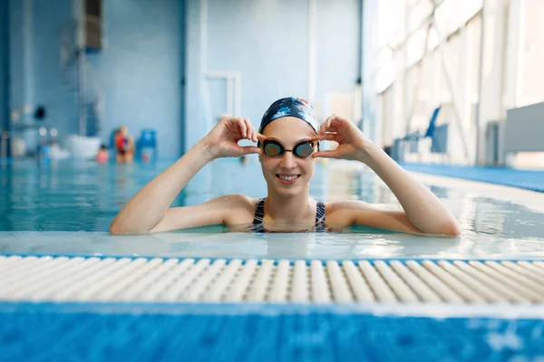 Kvinnlig Simmare Baddräkt Badmössa Och Glasögon Poserar Poolen Kvinnan Vid — Stockfoto