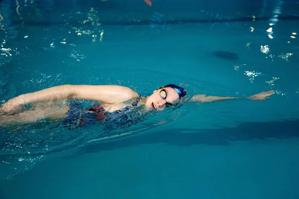 Nuotatrice Costume Bagno Berretto Occhiali Nuotando Sulla Schiena Piscina Donna — Foto Stock