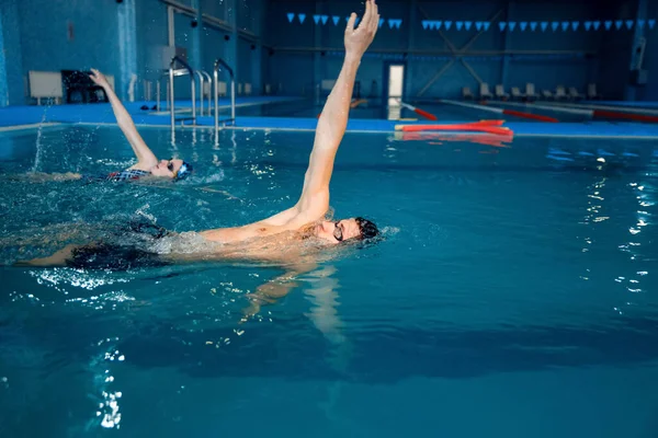 Nuotatore Maschio Nuota Piscina Uomo Donna Acqua Allenamento Nuoto Sportivo — Foto Stock