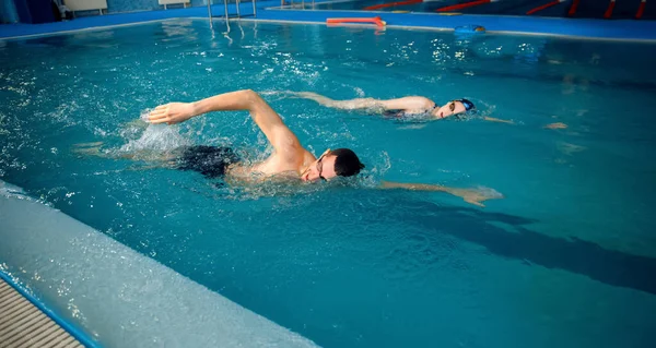 Manliga Och Kvinnliga Simmare Simmar Poolen Man Och Kvinna Vattnet — Stockfoto