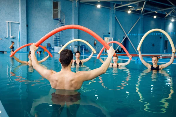 Instrutor Masculino Grupo Feminino Treino Aeróbica Aquática Piscina Homem Mulheres — Fotografia de Stock