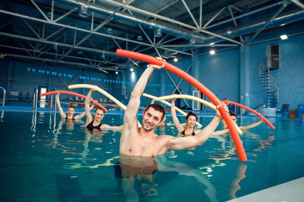 Mužský Trenér Ženská Skupina Aqua Aerobic Trénink Bazénu Muž Ženy — Stock fotografie